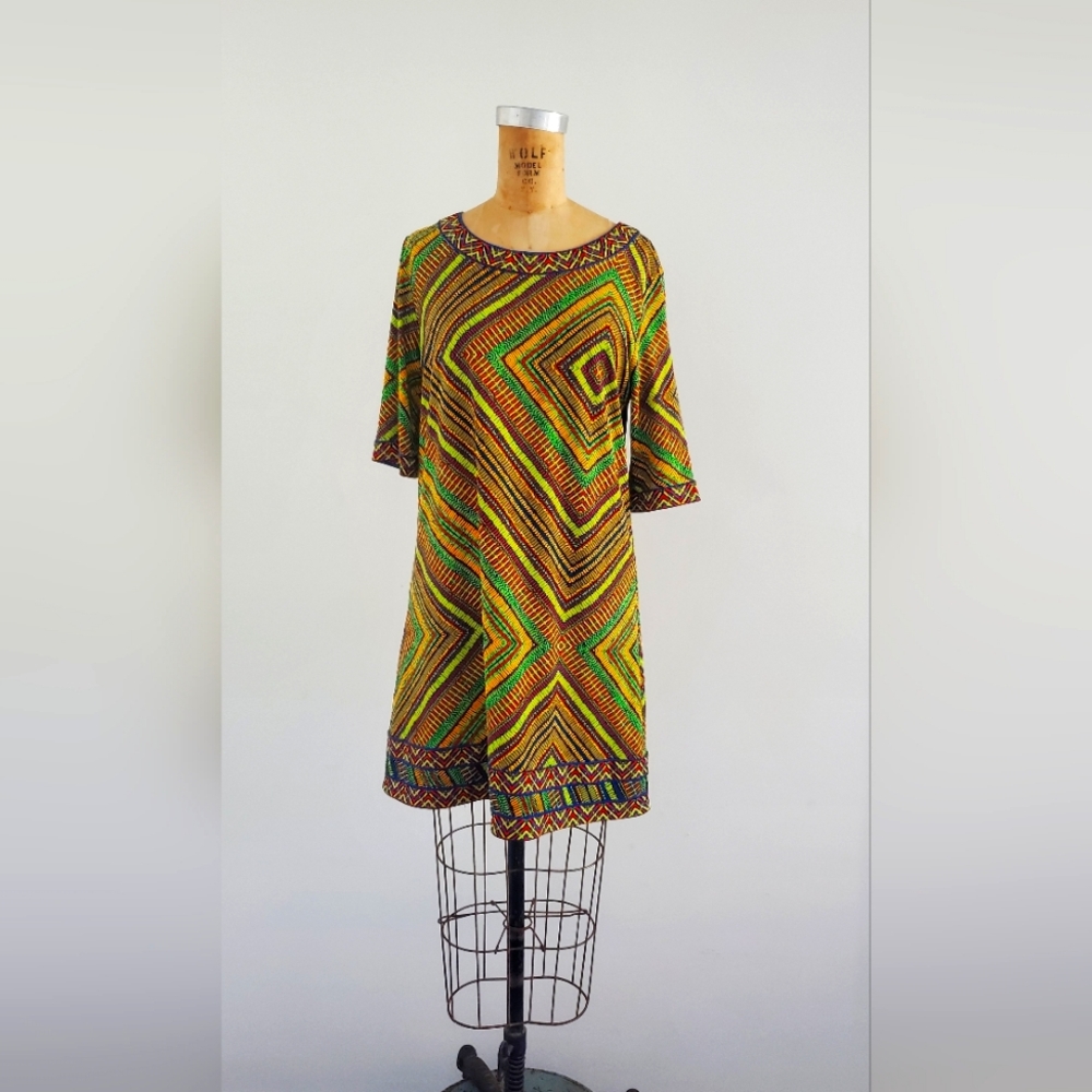 BCBG MaxAzria Petite dress, knee length, size M Petite, grafic colorful